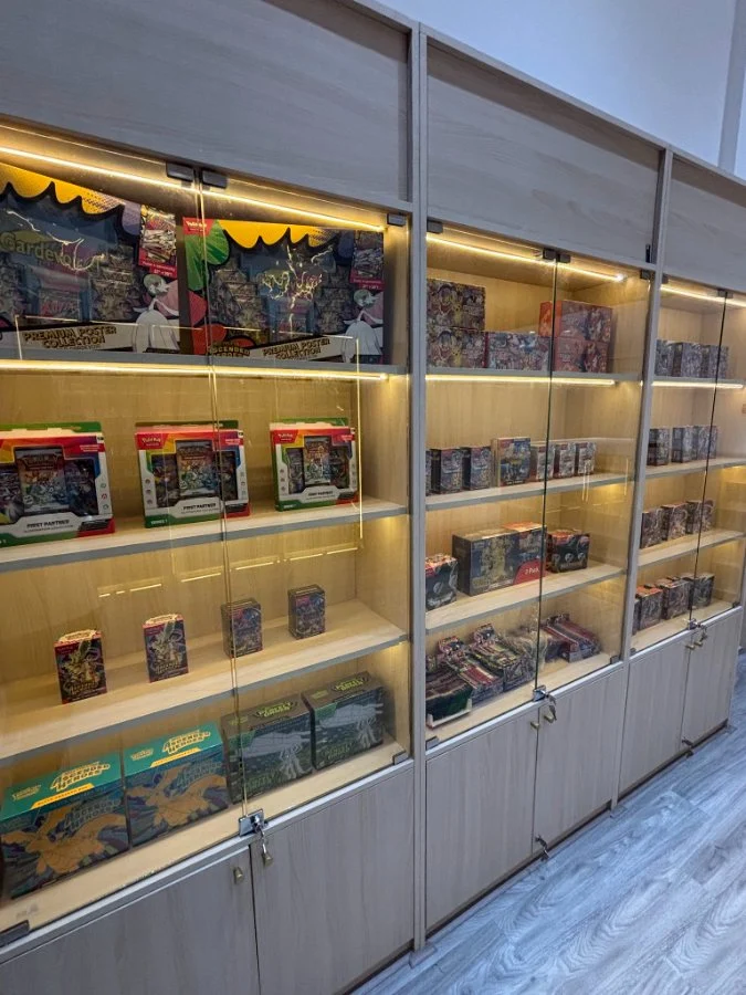 Kệ trưng bày sản phẩm thẻ bài sealed