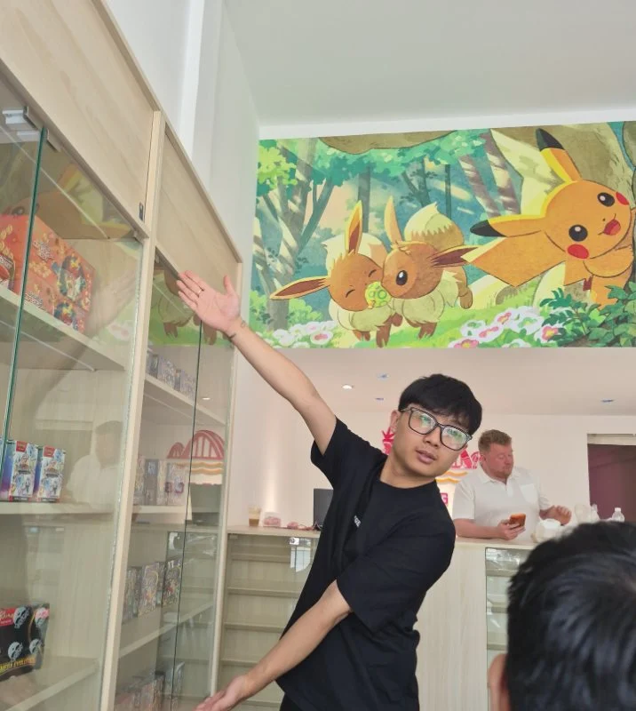 Khách tham quan cửa hàng Đà Nẵng TCG