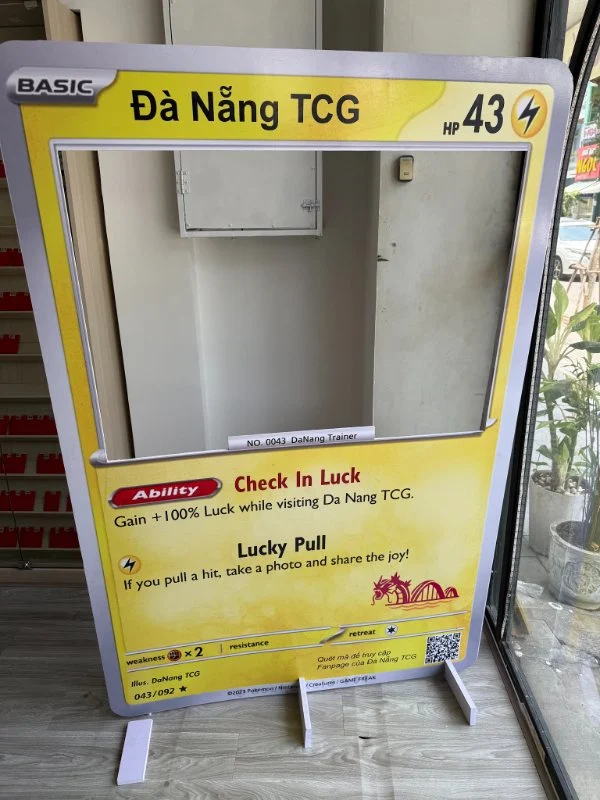 Standee trang trí cửa hàng